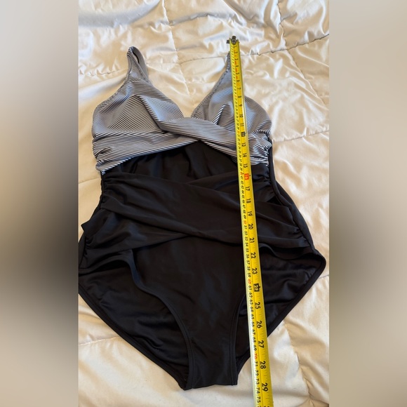 Elegant Black and White Women's One-Piece Swimsuit - Picture 5 of 12